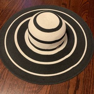 Nine West Black & White Sun Hat